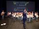 Jörg Bachmann steht vor dem Kinderchor.