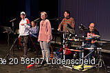 Musiker mit und ohne Behinderung stehen auf der Bühne.