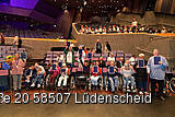 Viele Personen mit Urkunden in der Hand.