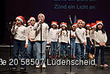 Kinder singen auf der Bühne