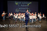 Jörg Bachmann steht vor dem Kinderchor.