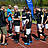 Ein Team bekommt einen Pokal