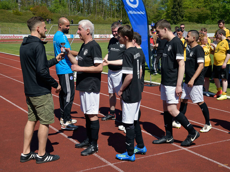 Ein Team bekommt einen Pokal