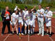 Ein Team in weißen Trikots jubelt.