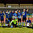 Ein Team mit blauen Trikots steht im Tor.