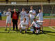 Ein Team in weißen Trikots steht im Tor.