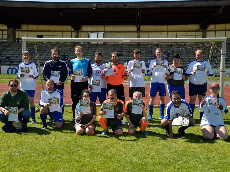 Ein Team in weißen Trikots steht im Tor.