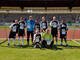 Ein Team mit dunklen Trikots steht im Tor.