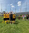 Die Mannschaft jubelt auf dem Feld.