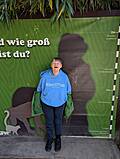 Eine Person vor einem großen Plakat.