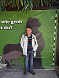Ein Mann vor einem grünen Plakat mit einer Messtabelle.