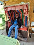 Ein Mann mit Sonnenbrille ssitzt im Strandkorb