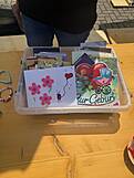 Selbstgestaltete Glückwunschkarten in einer Box.