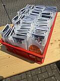 Informationen in Papiertüten.