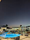 Die Hotelanlage am Abend
