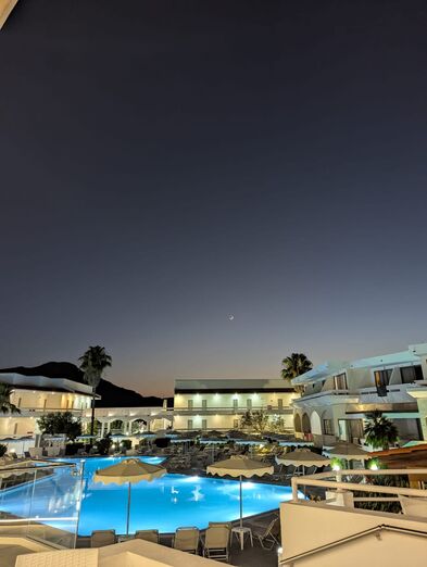 Die Hotelanlage am Abend