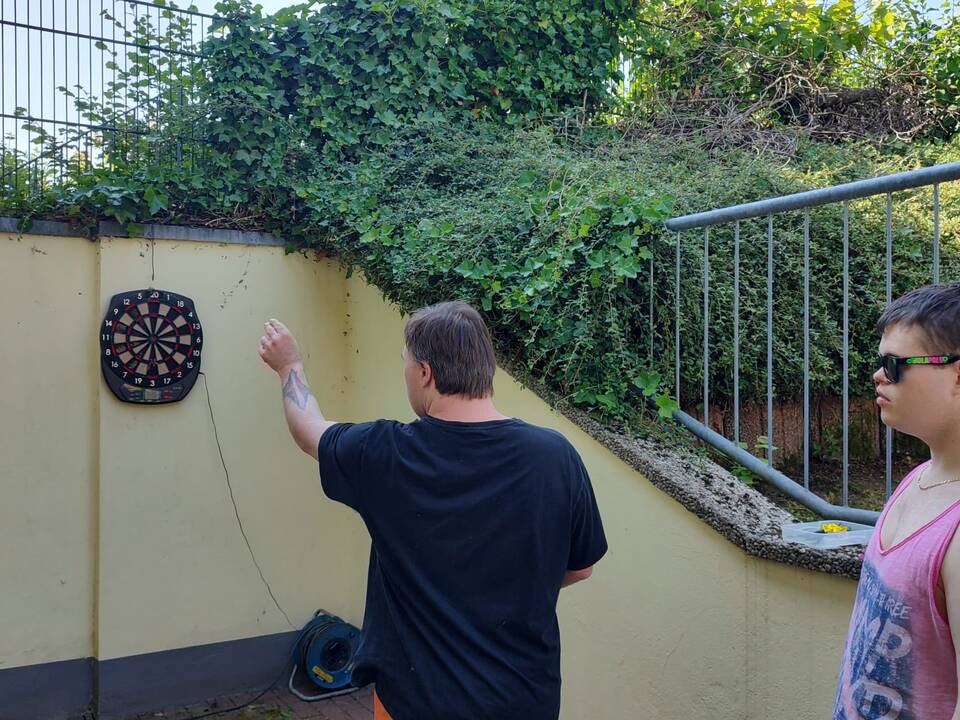 Zwei Männer spielen Dart