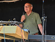 Dr. Schröder mit Mikro in der Hand.
