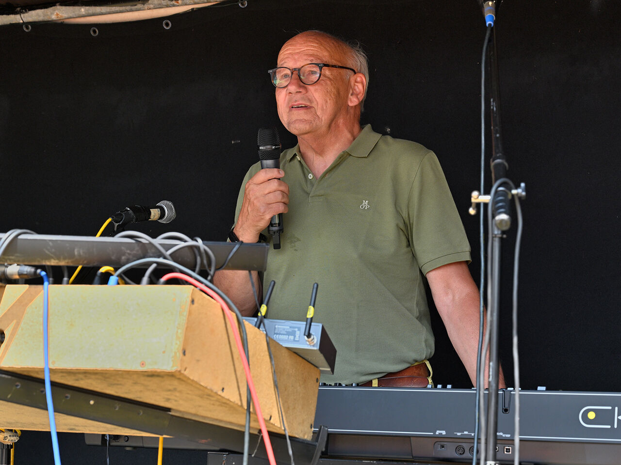 Dr. Schröder mit Mikro in der Hand.