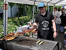 Jörg Bachmann grillt Würstchen.
