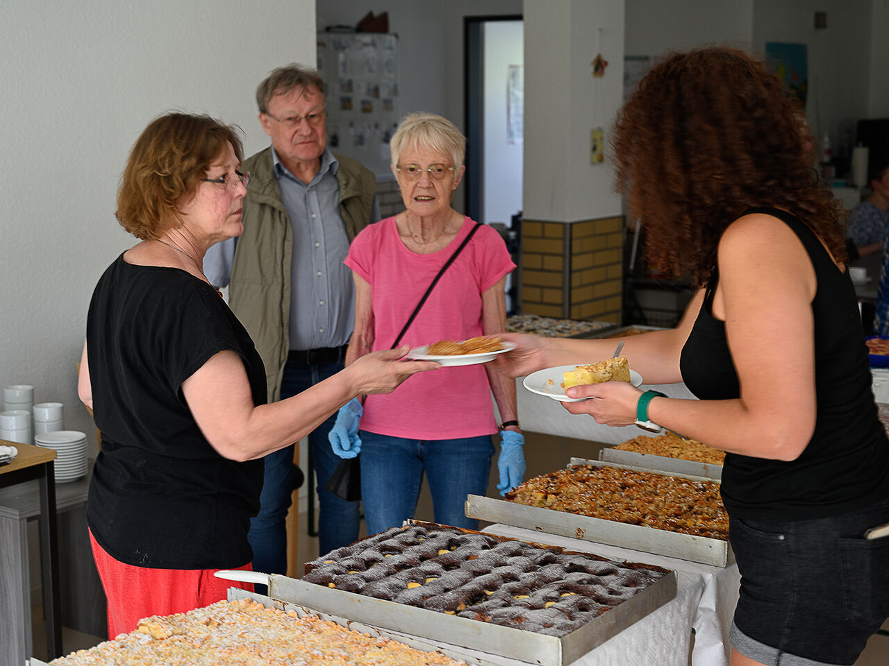 Peronen am Kuchenbuffet.