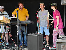 Mehrere Personen singen.