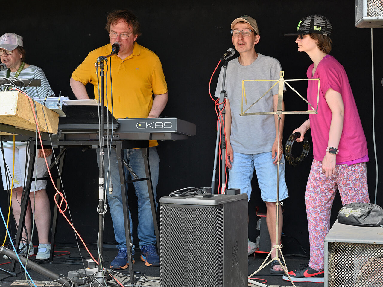 Mehrere Personen singen.