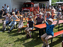 Alle Personen auf diesem Bild heben die Hände in die Luft.