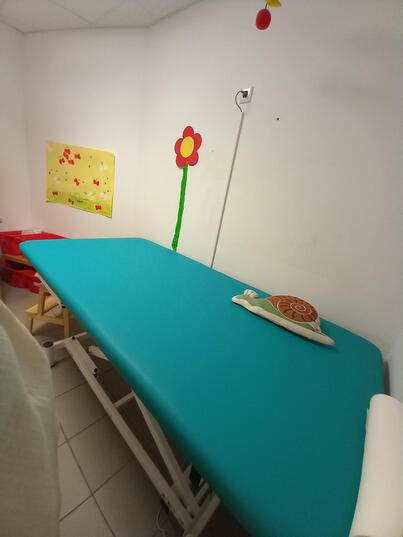 Therapieliege in einem Raum