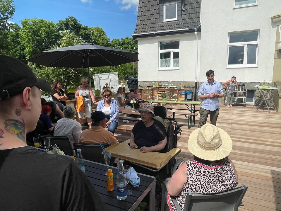 Jörg Bachmann spricht vor Bewohnern und Besuchern.
