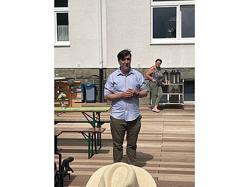 Jörg Bachmann steht auf der Terassse
