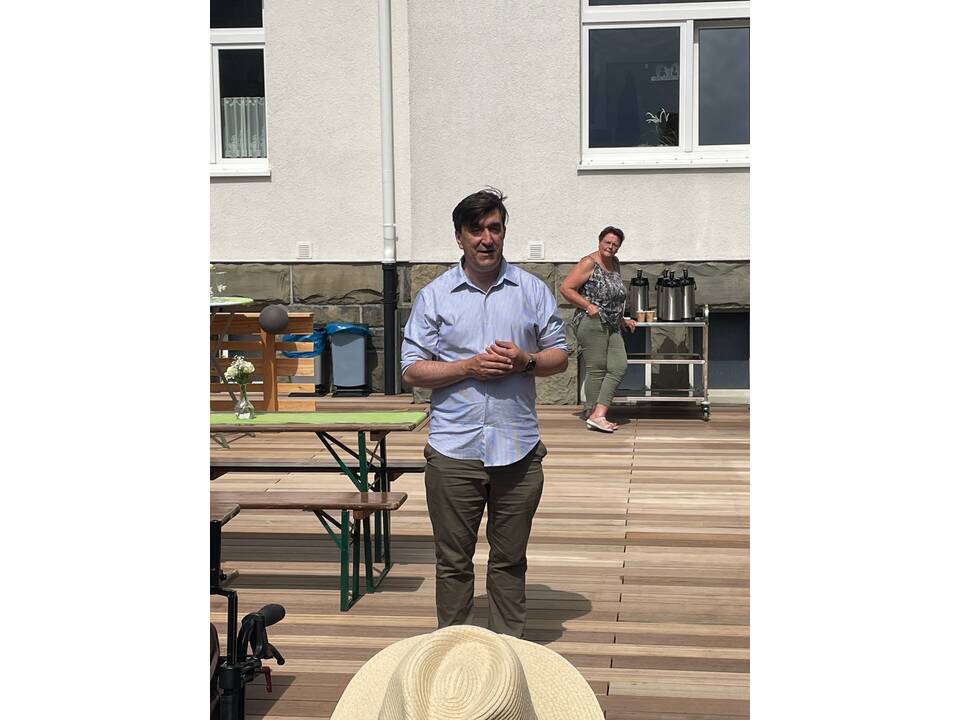 Jörg Bachmann steht auf der Terassse