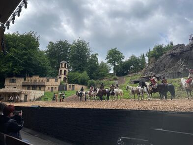 Viele Reiter auf der Freilichtbühne.