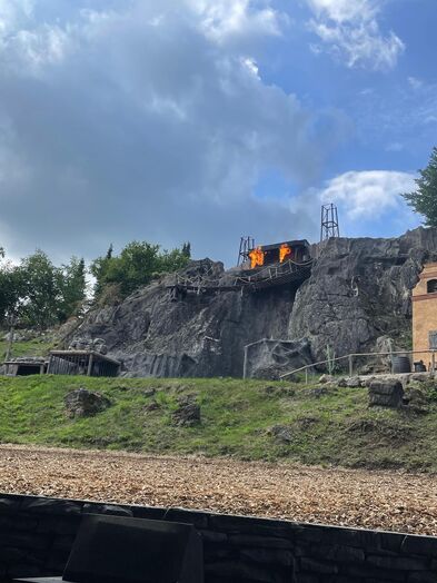 Die Freilichtbühne mit 2 Feuerfontainen.