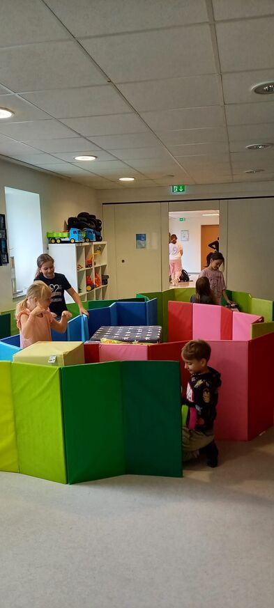 Kinder sspielen in einem Raum.