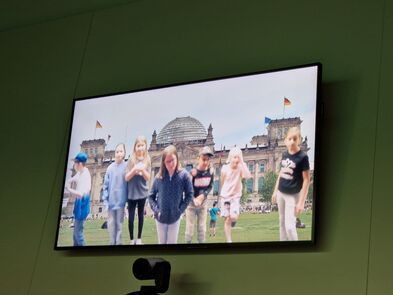 Kinder auf einem Bildschirm.