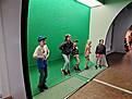 Kinder vor einer Greenscreen.