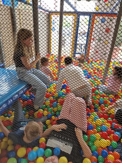 Kinder im Bällebad.