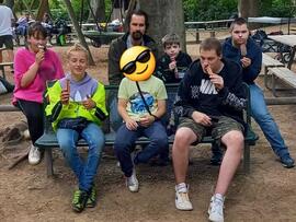 Gruppenfoto, mehrere Personen essen Eis.