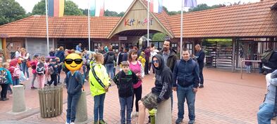 Viele Mensschen vor dem Eingang.