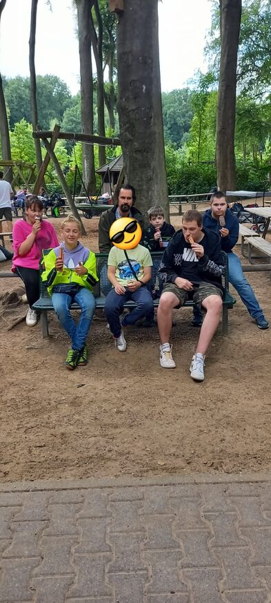 Gruppenfoto, mehrere Personen essen Eis.