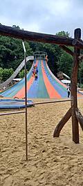 Ein Spielplatz mit einem Kletterturm.