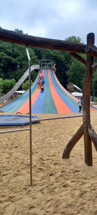 Ein Spielplatz mit einem Kletterturm.