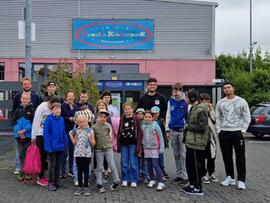 Gruppenfoto vor der Indoorspielhalle.