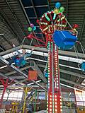 Ein Karussell in einer Halle.