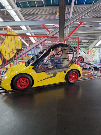 Ein gelbes Kinderauto.