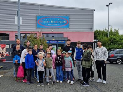 Gruppenfoto vor der Indoorspielhalle.