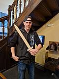 Ein Jugendlicher mit einem Holzschwert in der Hand.