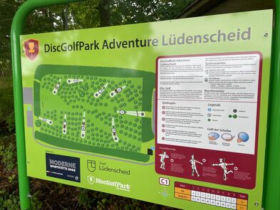 Informationstafel zur DiscGolfPark Anlage.
