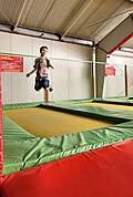 Ein Junge auf einem Trampolin.